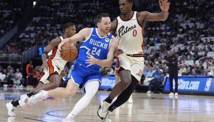 康诺顿43+11比斯利23分 字母哥缺阵雄鹿胜活塞